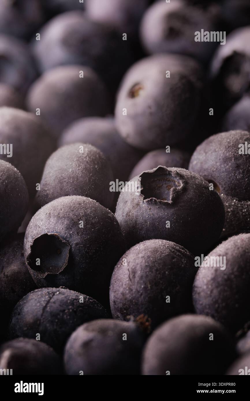 Un mucchio di mirtilli congelati e ghiacciati Foto Stock
