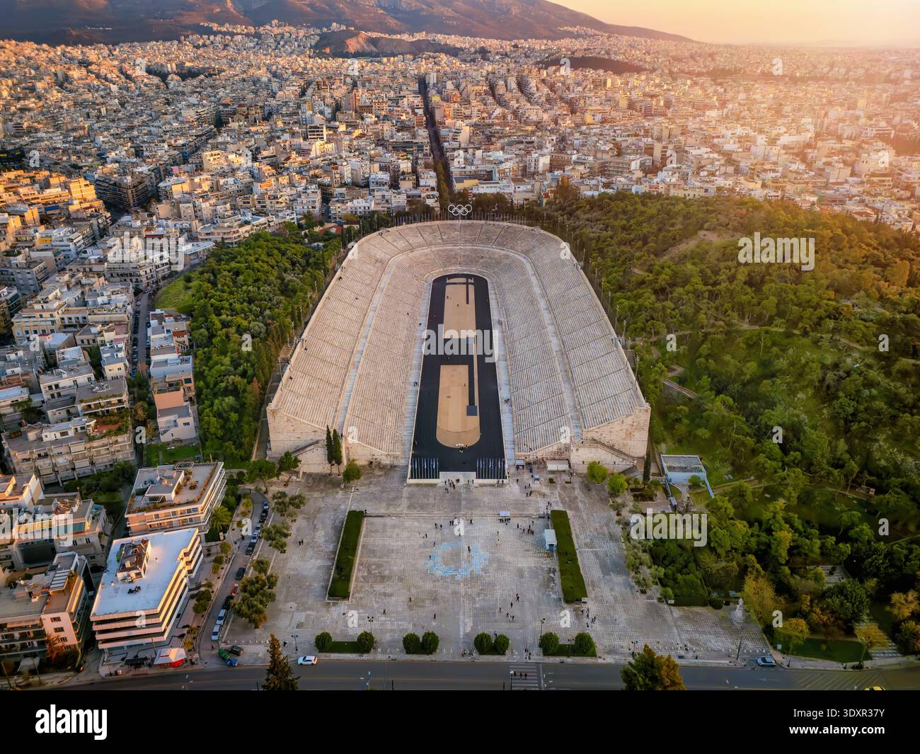 Vista aerea dello storico stadio Panatenaico durante il tramonto ad Atene, in Grecia Foto Stock