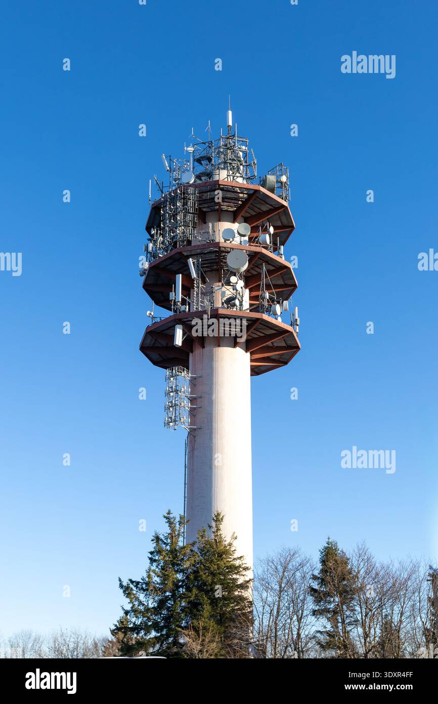Torre per telecomunicazioni con antenne contro il cielo blu Foto Stock