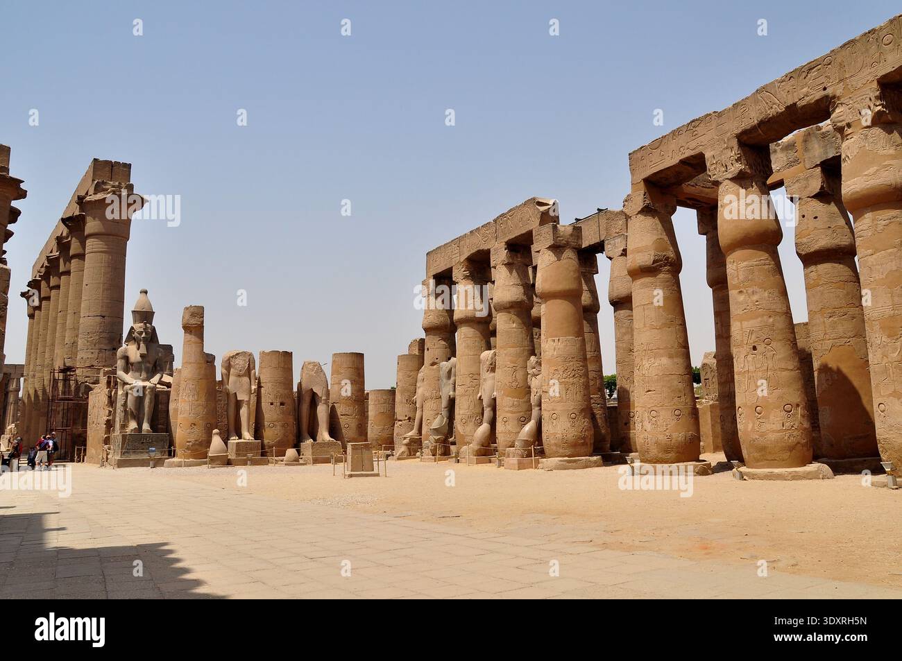 Ampia vista della Corte di Amenofi III con colonne e statue di papiro al Tempio di Luxor, in Egitto Foto Stock