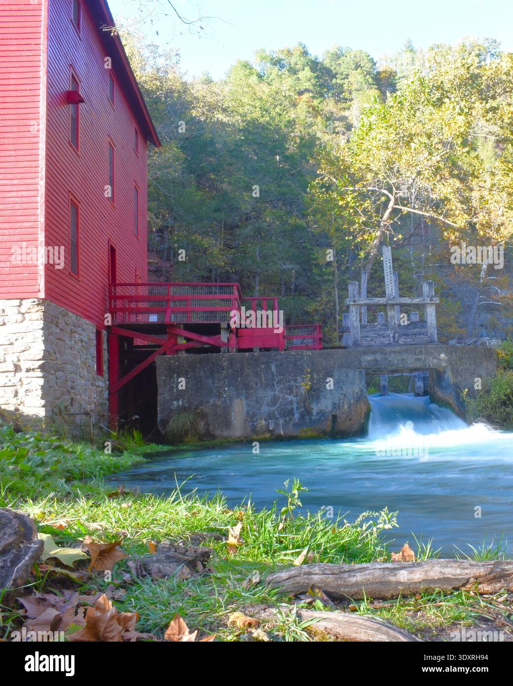 Alley Mill and Spring, parte del fiume panoramico nazionale Ozarks, situato a Eminence, Missouri, è un pittoresco e popolare parco nazionale. Foto Stock
