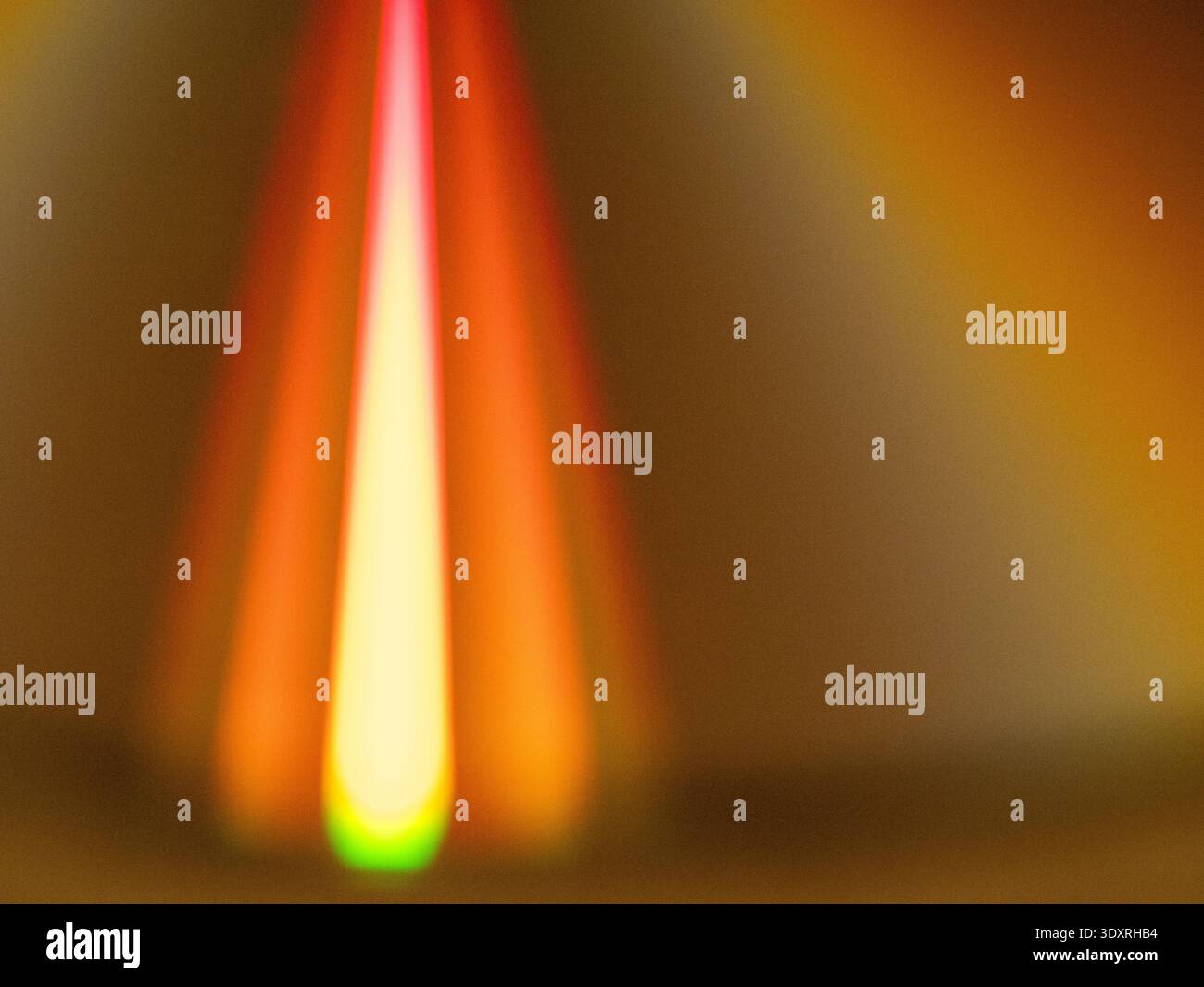 I raggi di luce calda perforano lo spazio oscurato. I bagliori rosso, arancione e verde convergono verso il basso. Il debole gradiente si dissolve nelle aree ombreggiate. Ideale per m Foto Stock