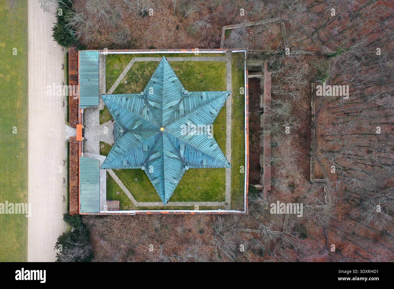 Vista dall'alto verso il basso del Palazzo estivo di Hvězda a forma di stella nel parco Obora Hvězda, Praga, Repubblica Ceca. Foto Stock