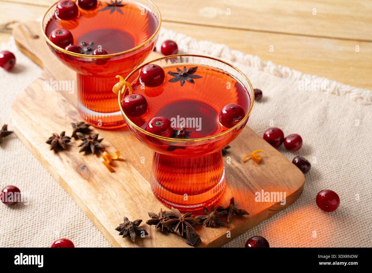 Natale caldo toddy. Cocktail di liquori natalizi con alcol e mirtillo rosso Foto Stock