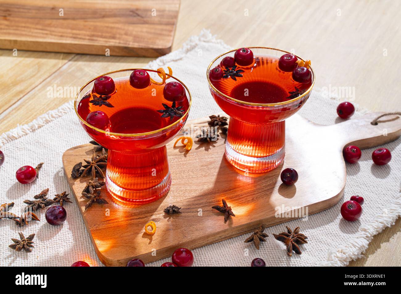 Natale caldo toddy. Cocktail di liquori natalizi con alcol e mirtillo rosso Foto Stock