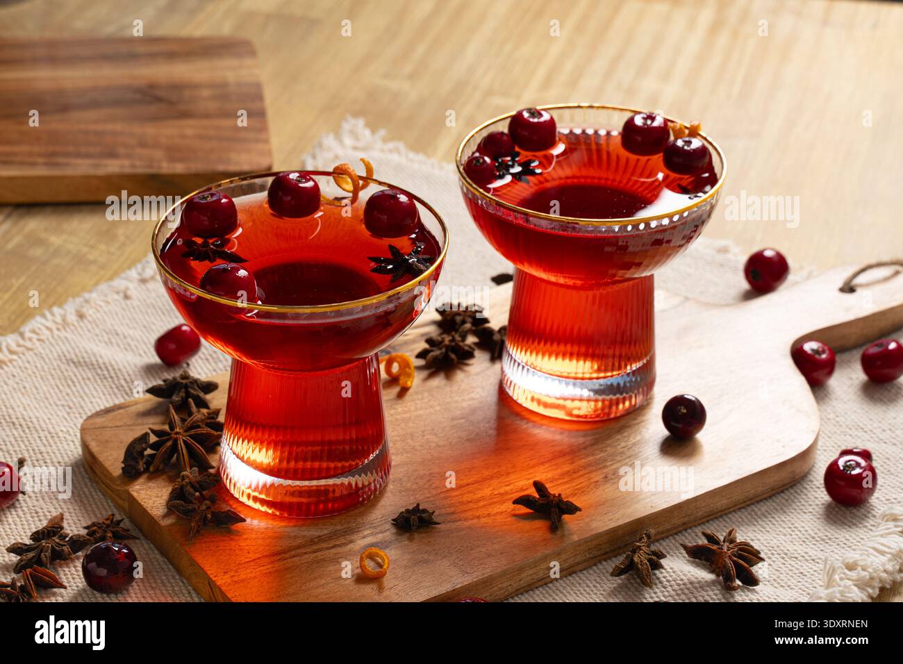 Natale caldo toddy. Cocktail di liquori natalizi con alcol e mirtillo rosso Foto Stock