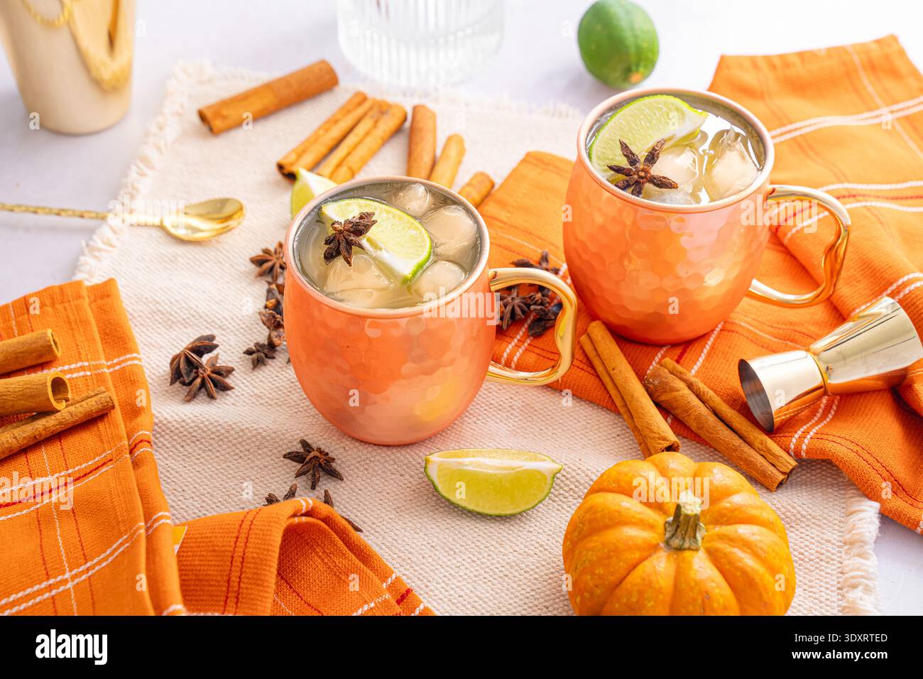 Cocktail autunnale. Zucca moscow mulo con liquore Foto Stock