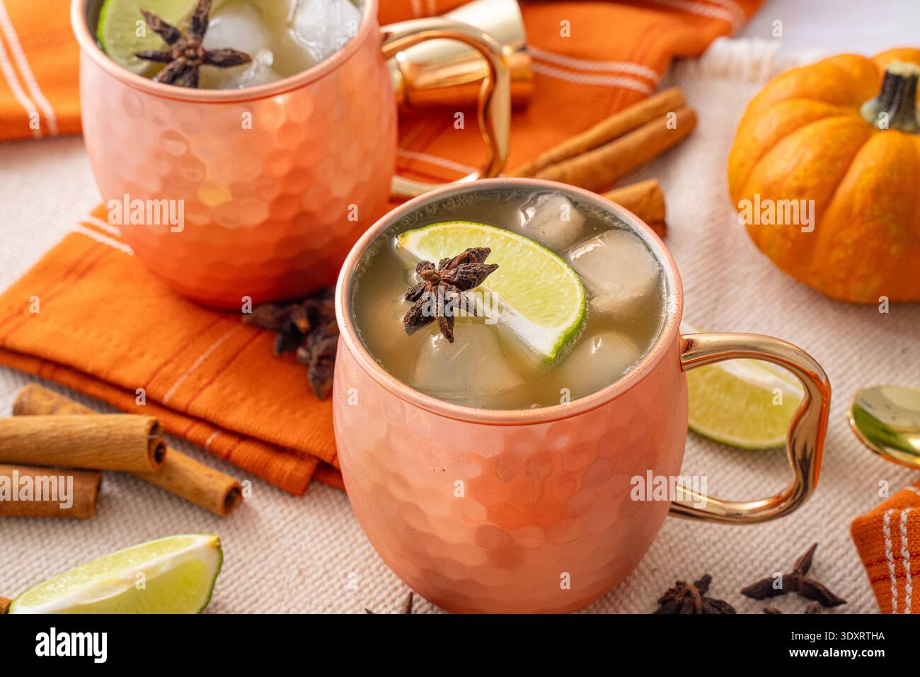 Cocktail autunnale. Zucca moscow mulo con liquore Foto Stock