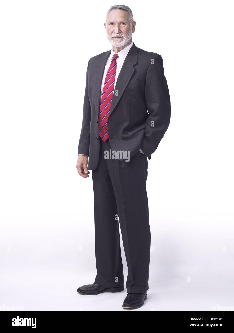 Senior gentleman business executive full length ritratto in piedi su sfondo bianco, USA Foto Stock