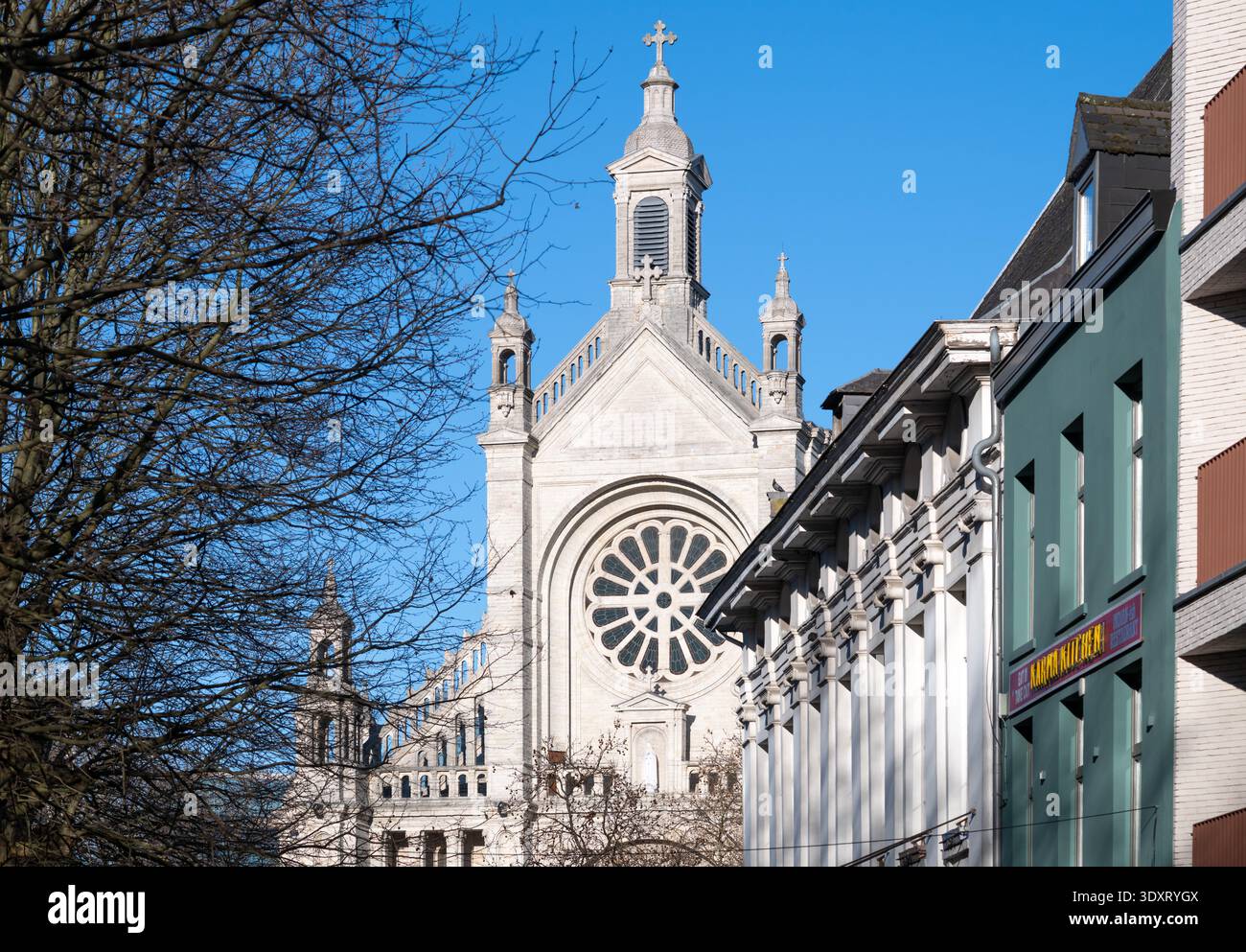 Vivace Oude Graanmarkt e Sint-Katelijneplein con caffetterie e terrazze piene di gente che gode del primo sole primaverile vicino a Sint-Katelijnekerk i. Foto Stock