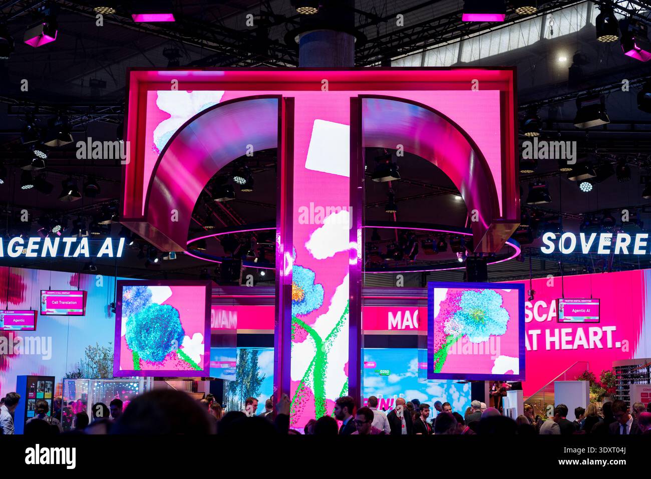 Barcellona, Spagna - 02.03.2026: Il logo T-Mobile viene visto al Mobile World Congress o MWC, una fiera dedicata alle telecomunicazioni e alla tecnologia mobile Foto Stock
