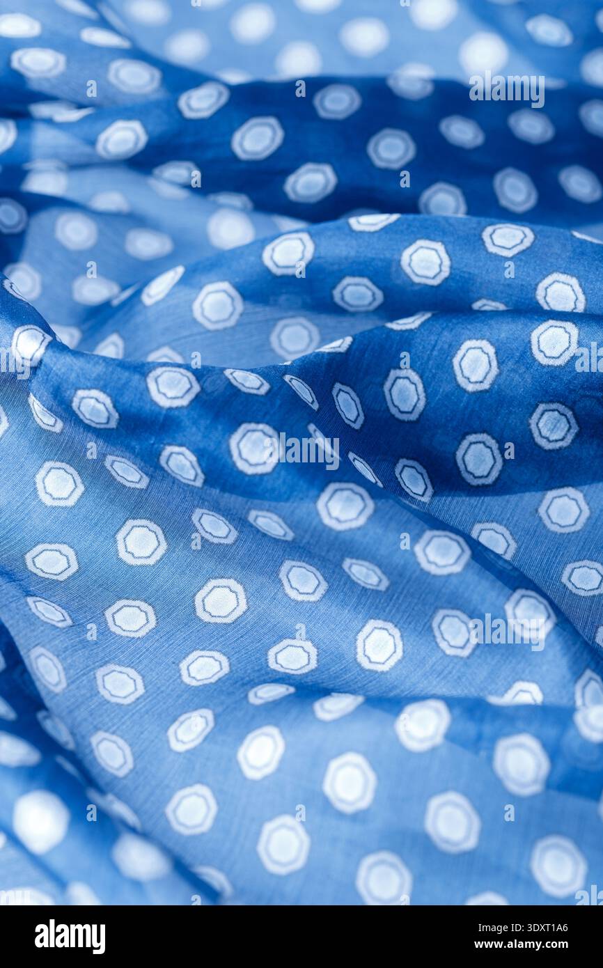 Sfondo in seta naturale blu astratto. Tessuto in seta con motivo a pois. Foto Stock