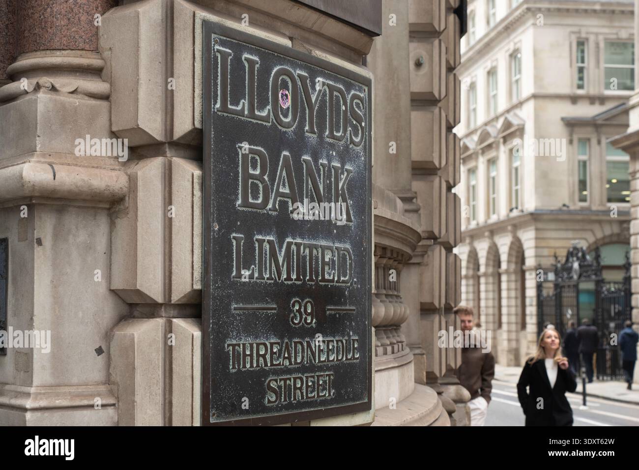 Lloyds Bank, 39 Threadneedle Street, Londra. La gente passa davanti allo storico edificio della banca. Foto Stock