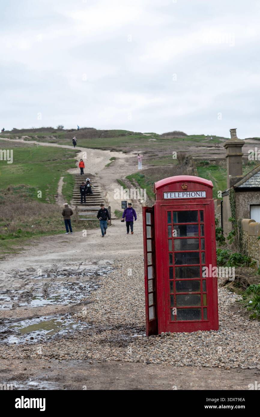 Telefono rosso a Seven Sisters, vicino a Birling Gap, serie di scogliere marine di gesso sulla costa della Manica, East Sussex, Inghilterra, Regno Unito Foto Stock