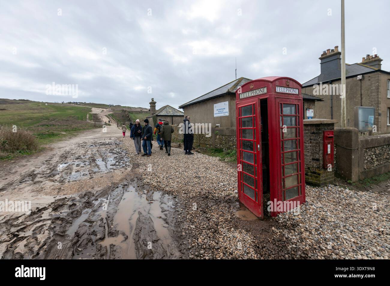 Telefono rosso a Seven Sisters, vicino a Birling Gap, serie di scogliere marine di gesso sulla costa della Manica, East Sussex, Inghilterra, Regno Unito Foto Stock