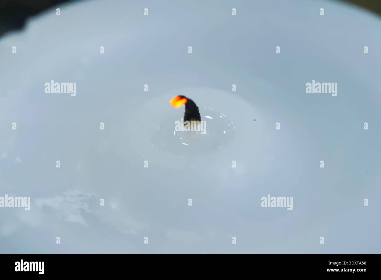 Candela di paraffina spenta e spolverata Foto Stock