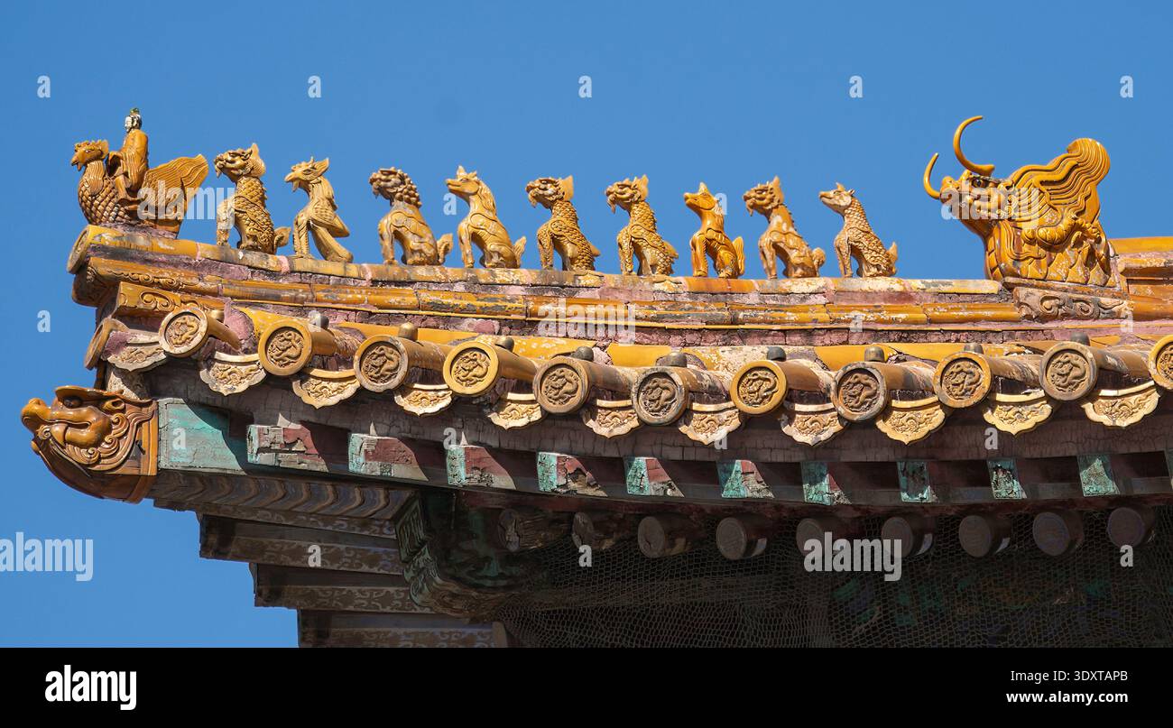 Tradizionali animali cinesi del Roof Ridge e ornamenti nell'edificio della città Proibita di Pechino Foto Stock