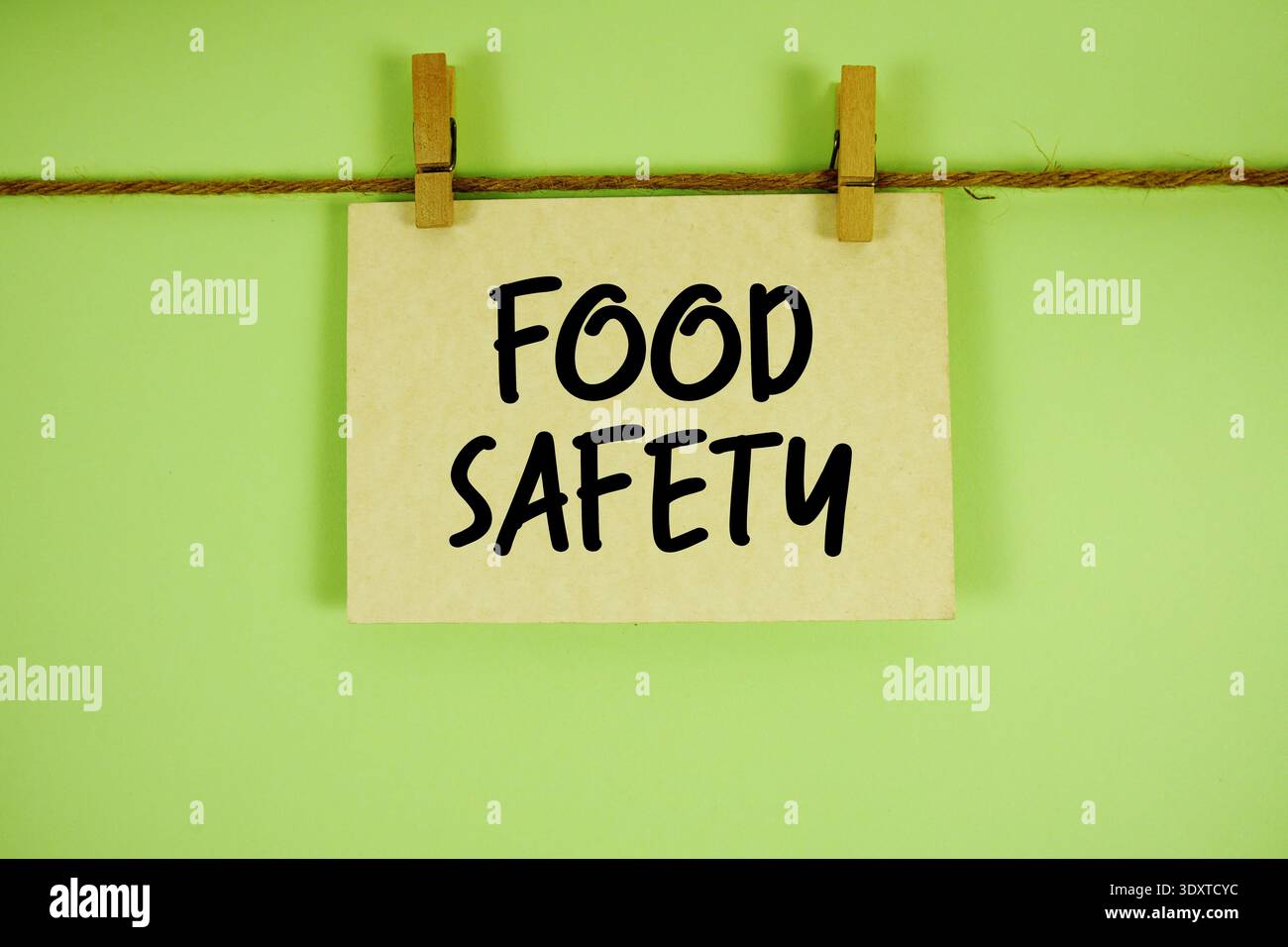 Note di sicurezza alimentare appese alla fune con clothespins Foto Stock
