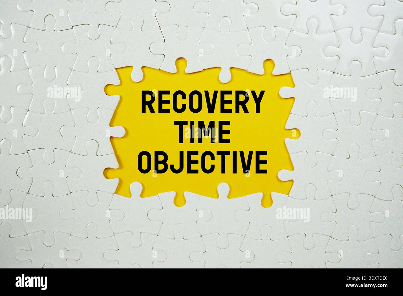 Puzzle con un pezzo mancante con "obiettivo tempo di recupero" su sfondo giallo Foto Stock