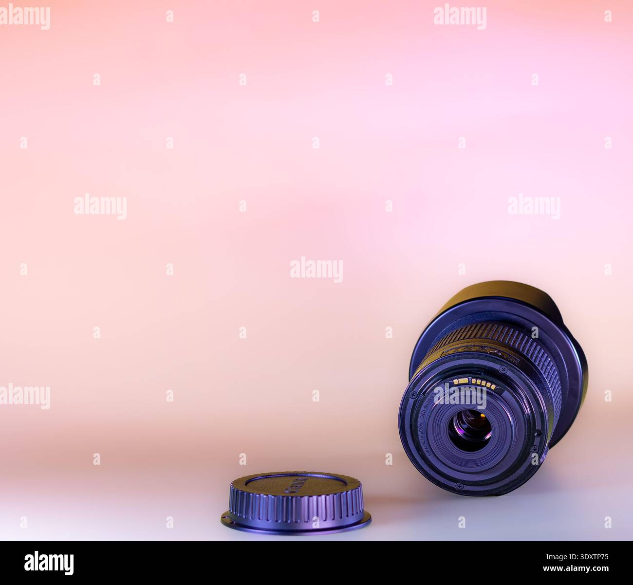 L'obiettivo Canon EF‑S da 18 a 55 mm è un versatile obiettivo con zoom standard progettato per la fotografia di tutti i giorni. 5 marzo 2026 Inghilterra Regno Unito Andrew Davies Foto Stock