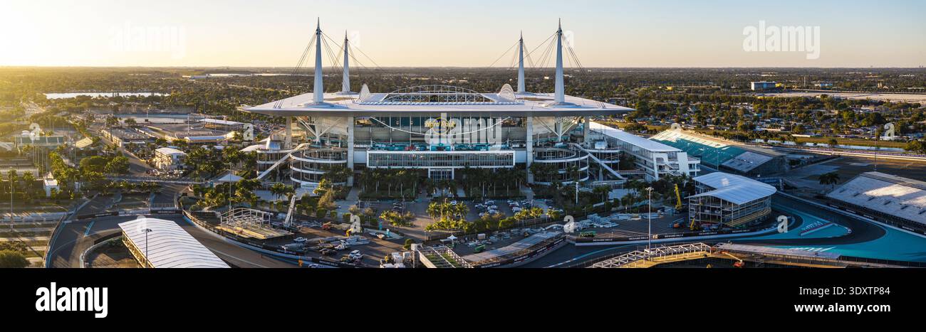 Miami Gardens, Florida - 23 febbraio 2026: Vista aerea dell'Hard Rock Stadium immersa nel caldo bagliore del sole che tramonta, una moderna arena immersa nel lussureggiante parco Foto Stock