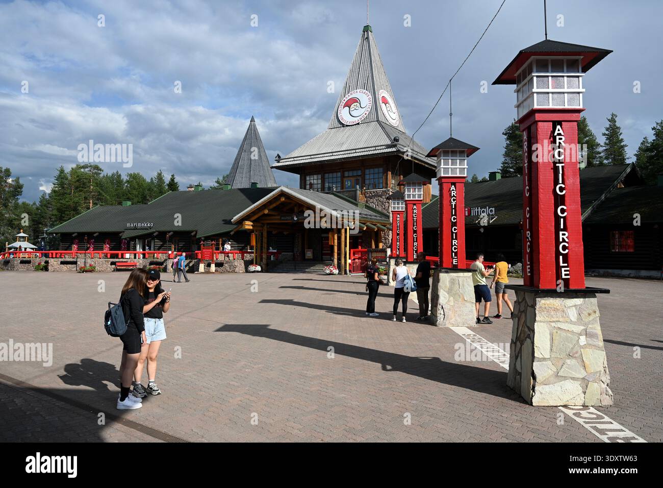 Rovaniemi, Finlandia - 27 luglio 2024: La linea del Circolo Polare Artico nel Villaggio di Babbo Natale vicino alla città di Rovaniem sul Circolo Polare Artico. Foto Stock