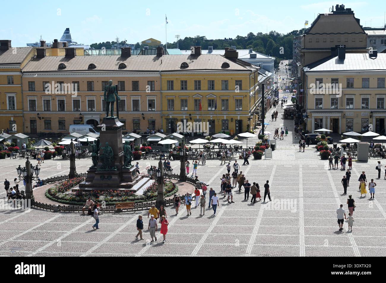 Helsinki, Finlandia - 25 luglio 2024: Un popolo in Piazza del Senato (Senaatintori) a Helsinki. Foto Stock