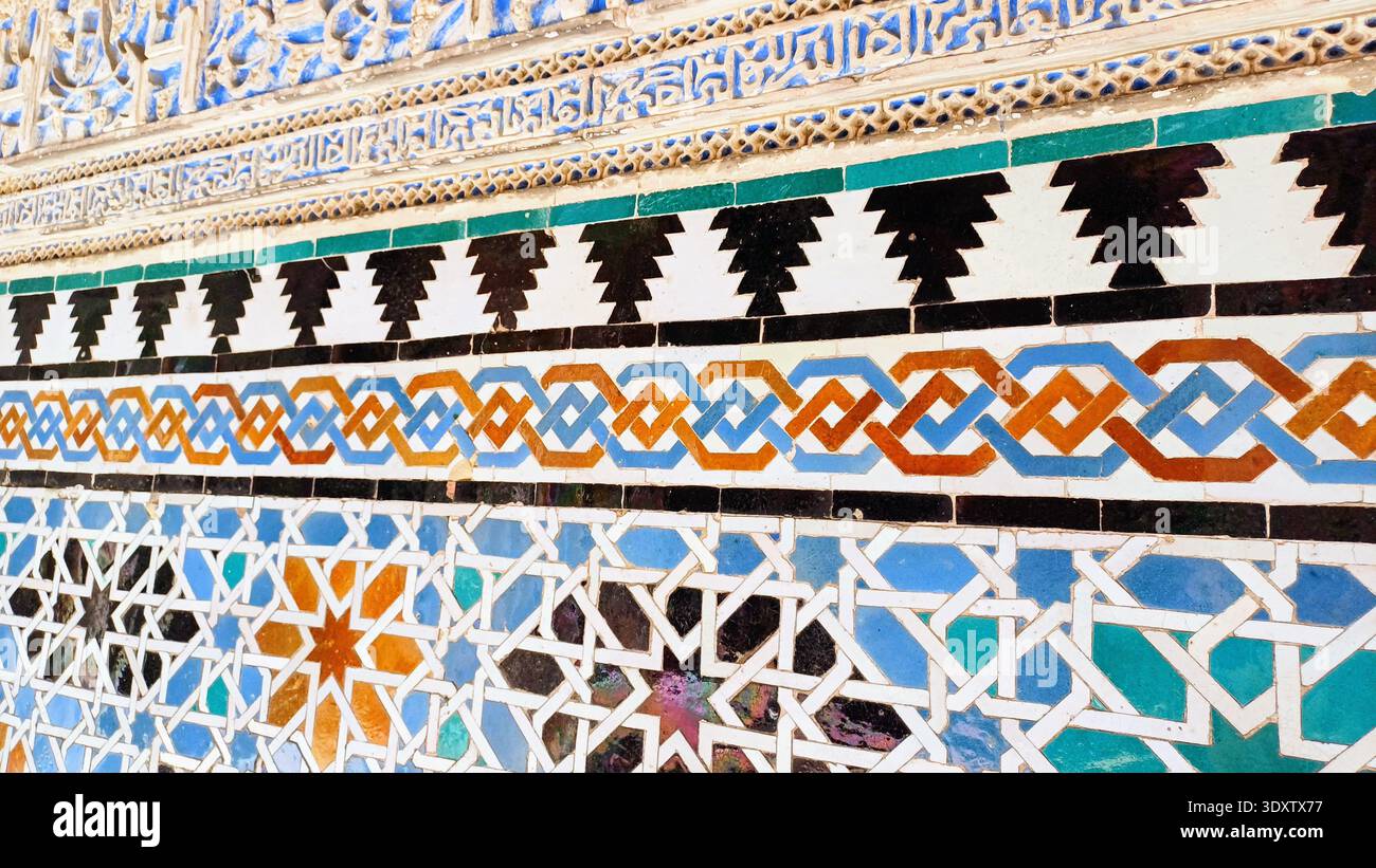 Colorate piastrelle moresche all'interno del palazzo reale dell'Alcazar, Siviglia, Spagna Foto Stock