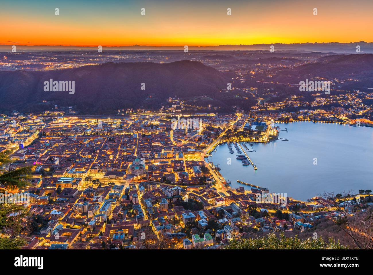 Como, città italiana sul lago dall'alto al crepuscolo. Foto Stock