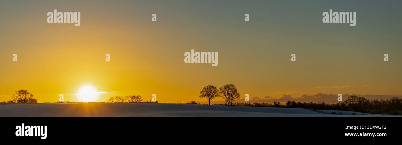 Alba su Un campo agricolo Foto Stock