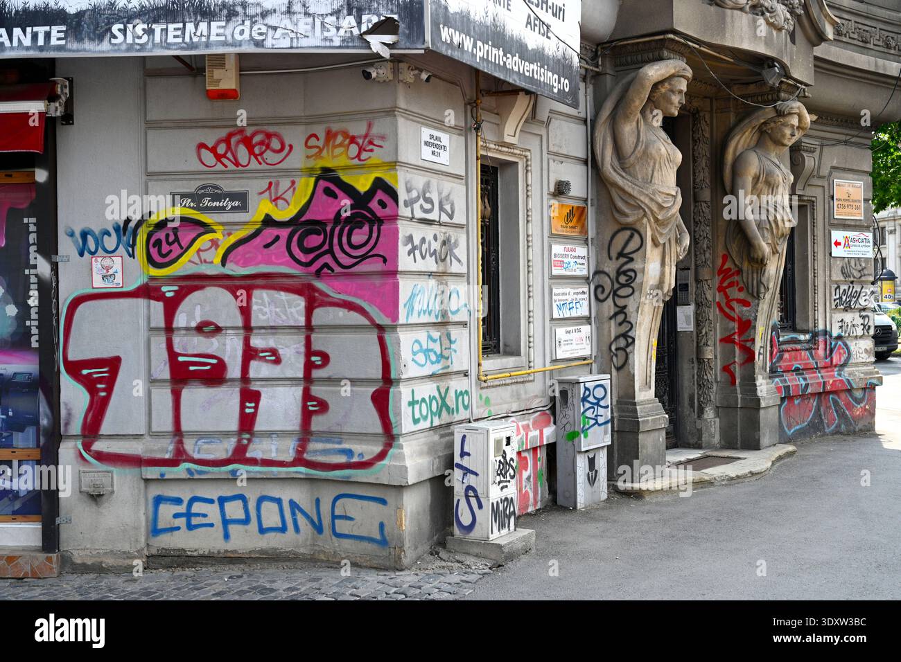 Bucarest, Romania - 13 giugno 2025: Un graffito e disegni su edifici nel centro di Bucarest. Foto Stock