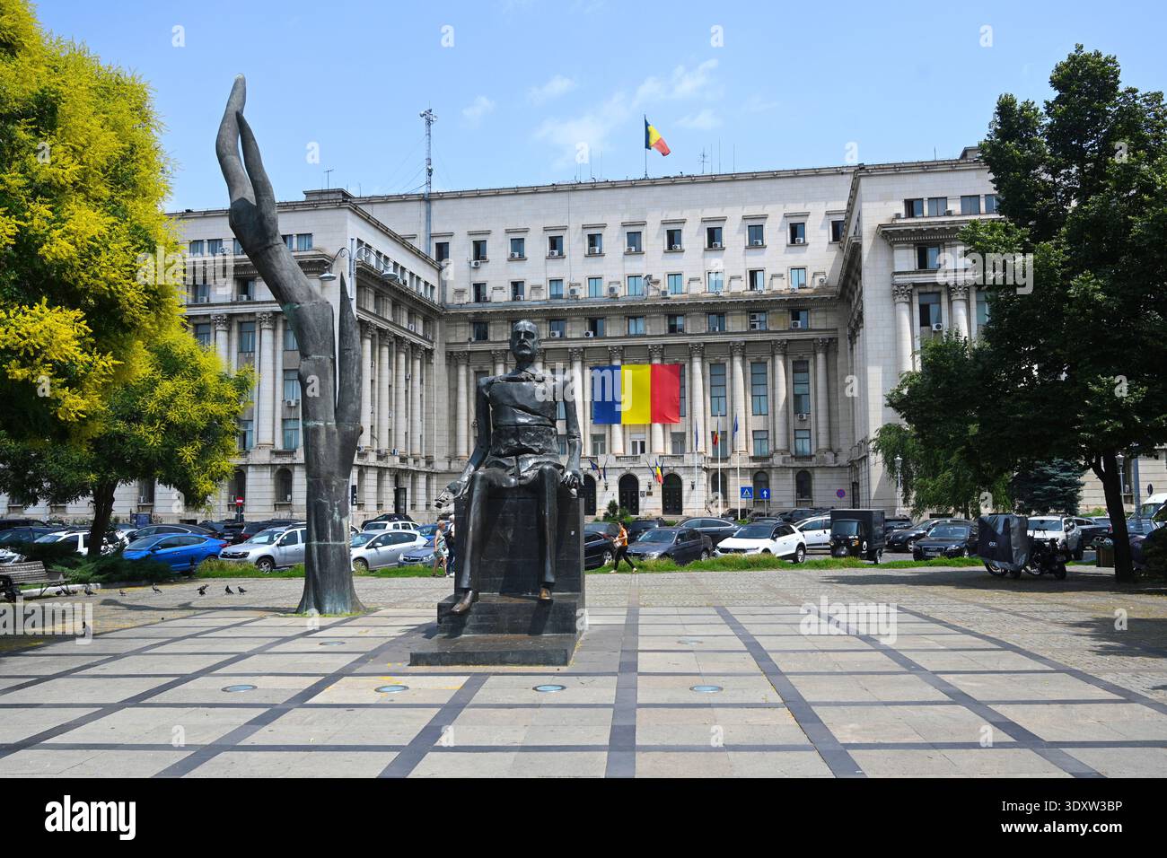 Bucarest, Romania - 13 giugno 2025: Il Monumento di Iuliu Maniu e Palazzo del Ministero degli interni sulla Piazza della Rivoluzione di Bucarest. Foto Stock