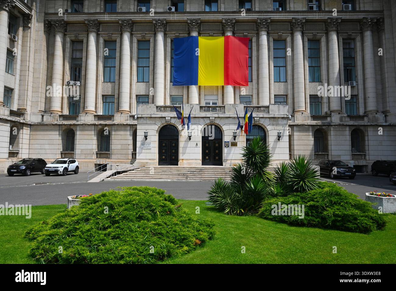 Bucarest, Romania - 13 giugno 2025: Palazzo del Ministero degli interni in Piazza della Rivoluzione a Bucarest. Foto Stock