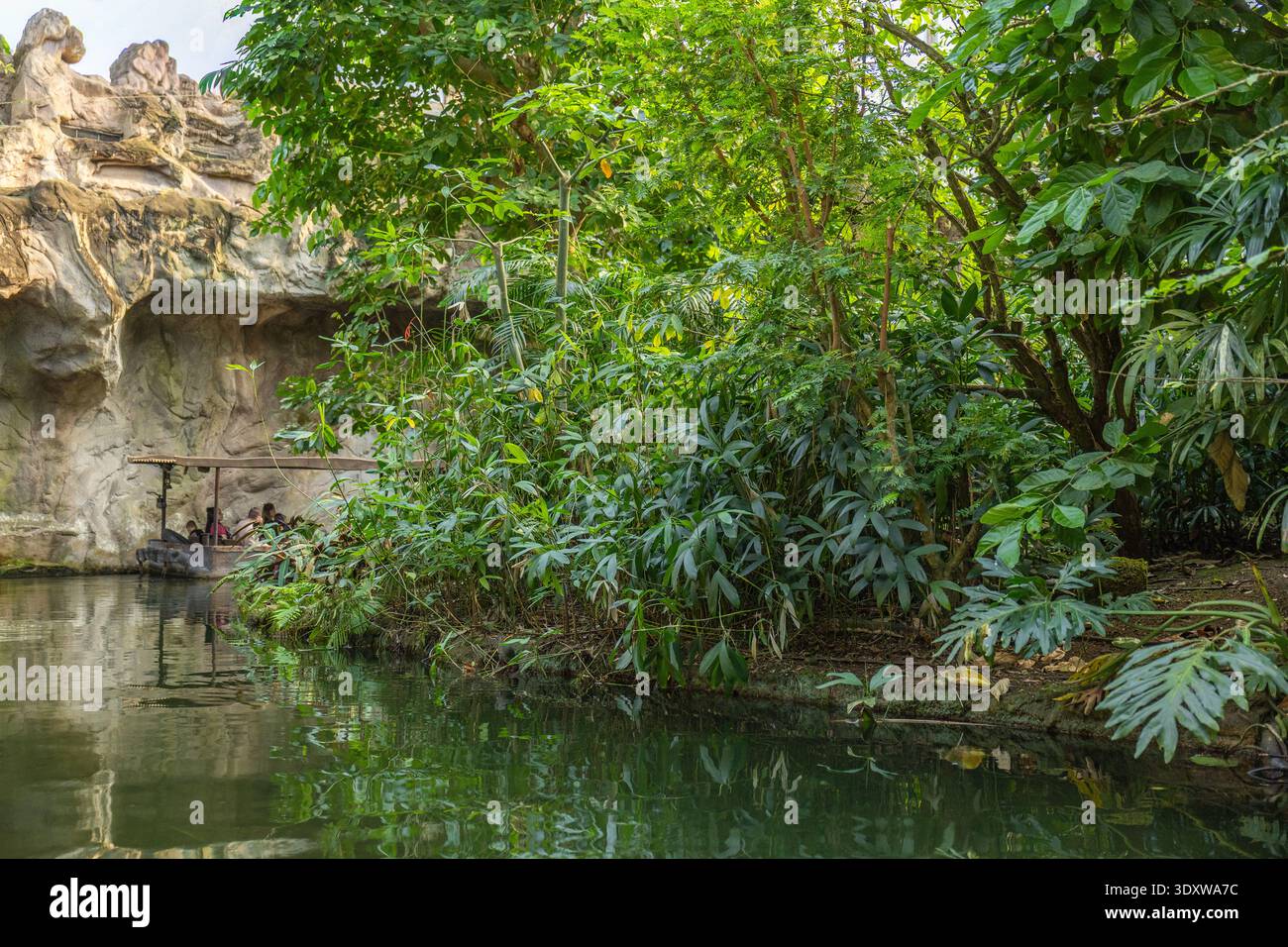 Giro in barca attraverso il fiume della giungla tropicale vicino al concetto di viaggio avventura all'ingresso della grotta Foto Stock
