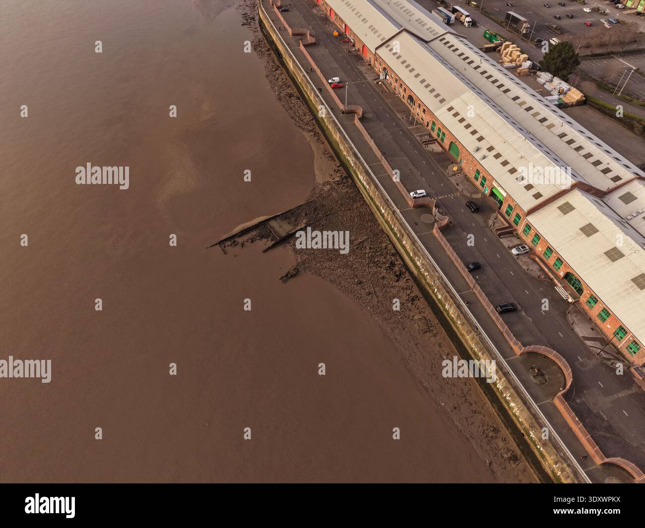 Immagine droni della strada di accesso principale che attraversa la zona industriale. Foto Stock