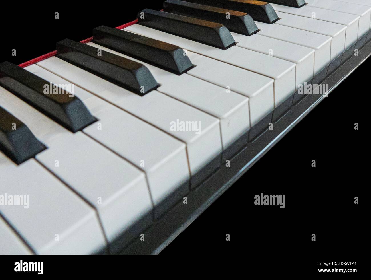Primo piano di tasti per pianoforte bianchi e neri in prospettiva Foto Stock
