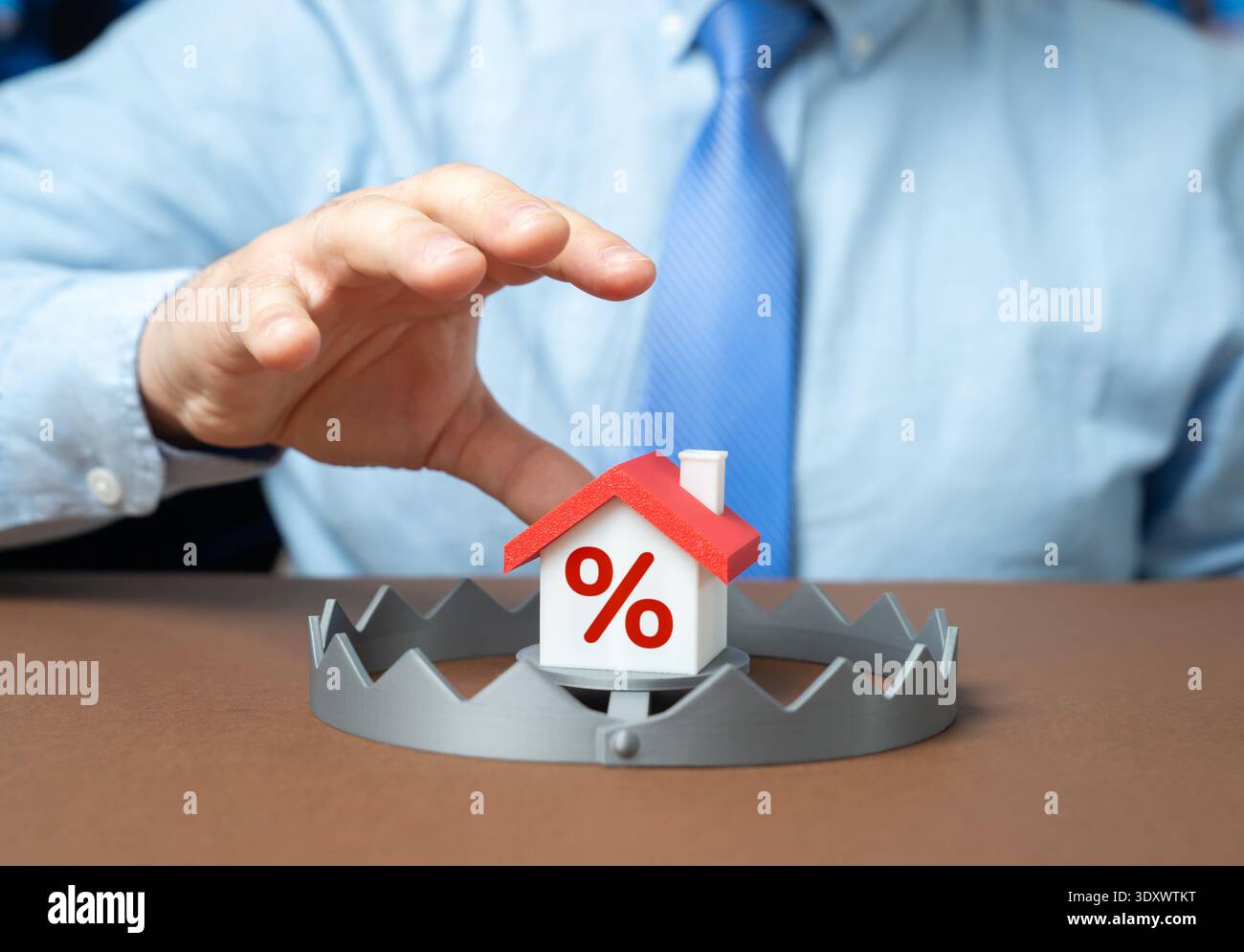 La trappola del mutuo. La sottoscrizione di un mutuo ipotecario ad un tasso di interesse elevato, che illustra la pressione finanziaria del debito e la crisi dell’accessibilità abitativa. Foto Stock