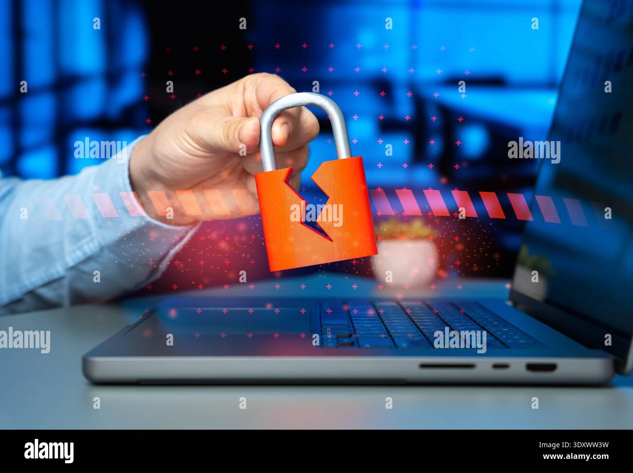 Un lucchetto incrinato nella mano di un uomo sopra un portatile. Minaccia di violazione del sistema di sicurezza e della perdita di dati aziendali, evidenziando violazioni della sicurezza informatica e hacker Foto Stock