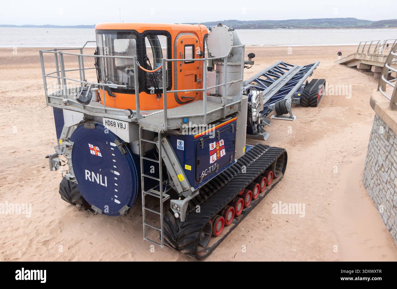 Veicolo di salvataggio specializzato con sistema di lancio e recupero RNLI Shannon (SLARS) con cabina arancione parcheggiata su una spiaggia sabbiosa di Exmouth Devon Foto Stock