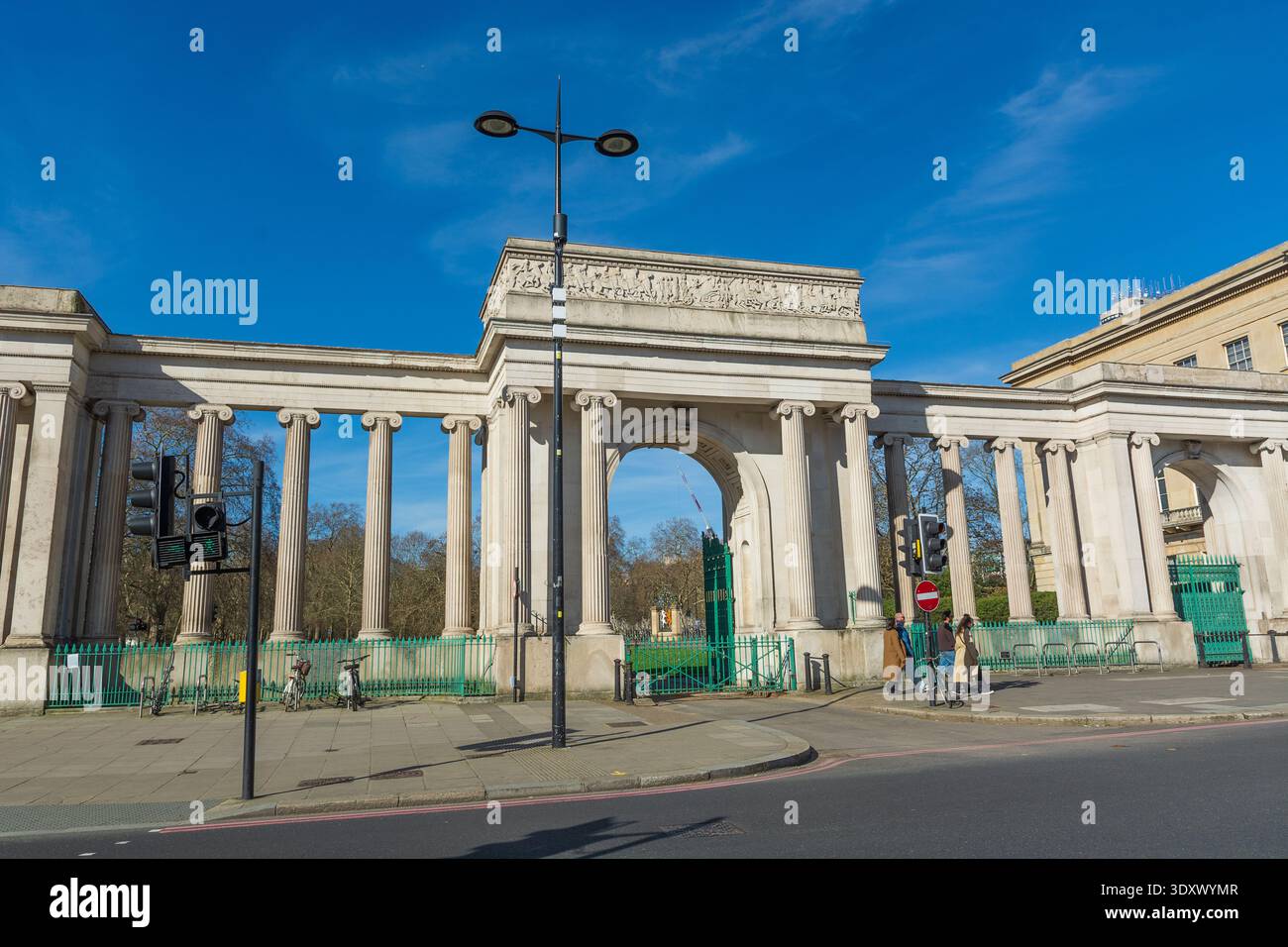 Lo schermo di Hyde Park, noto anche come Apsley Gate, grande ingresso a Hyde Park, Hyde Park Corner, Londra. Progettato dall'architetto Decimus Burton. Foto Stock