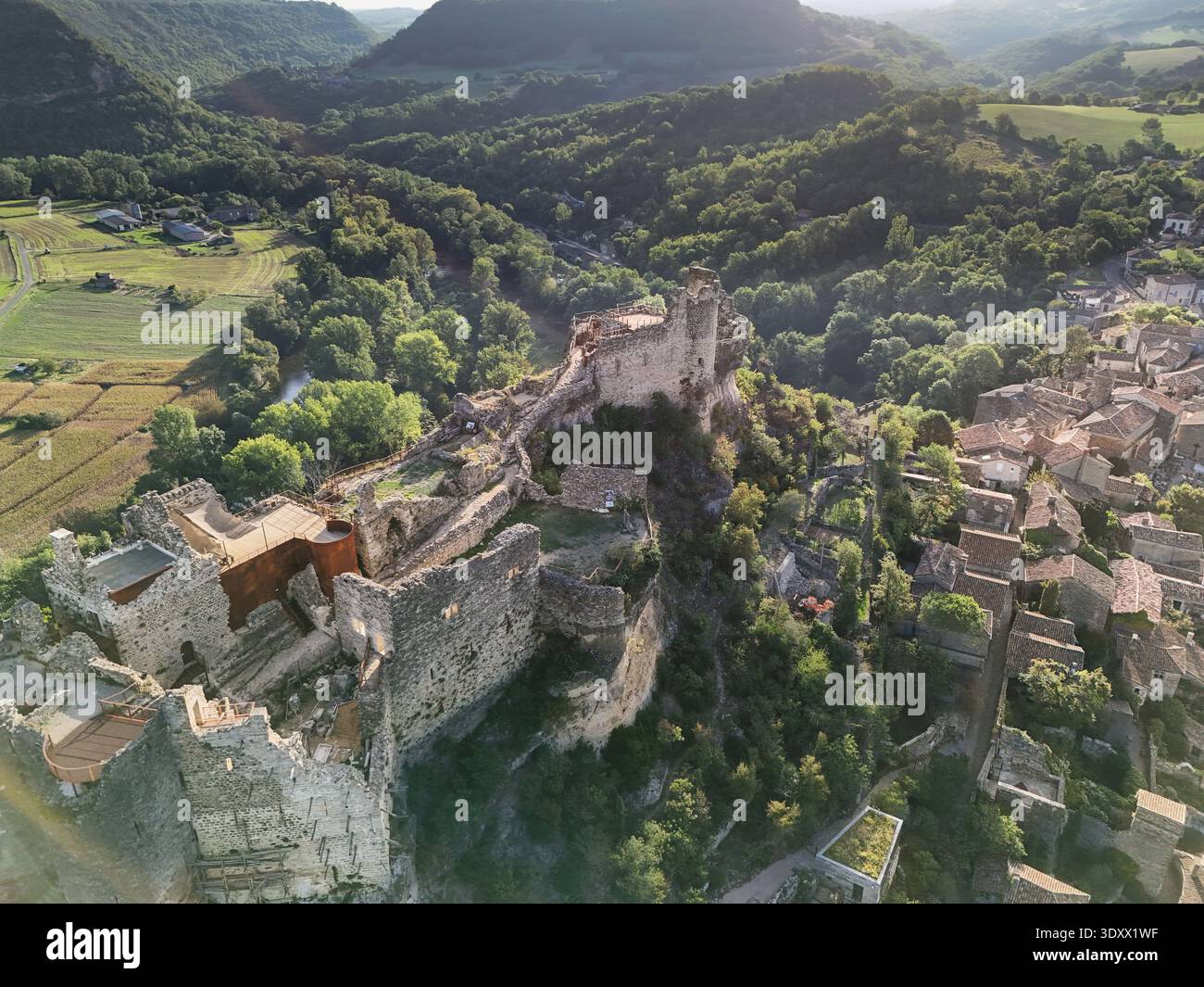 Castello e villaggio di penne in Francia, arroccato su una roccia Foto Stock