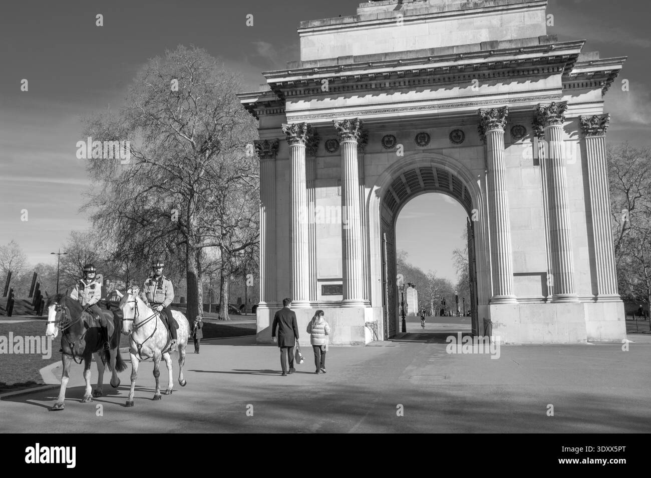 Wellington Arch, noto anche come Constitution Arch o Green Park Arch, Hyde Park Corner, Londra, Inghilterra. Immagine monocromatica. Foto Stock