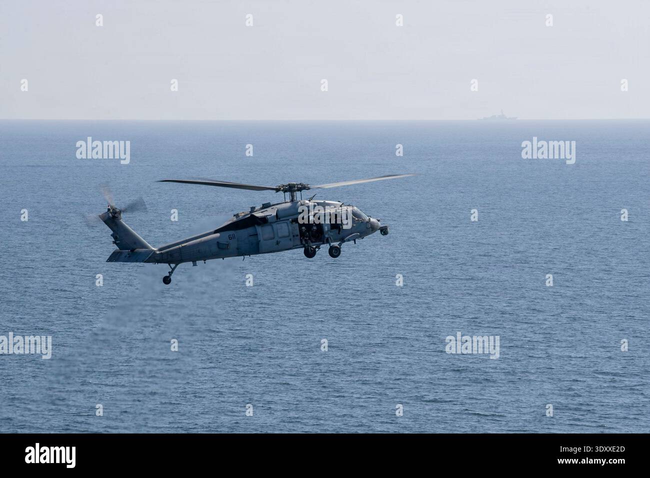 Un elicottero MH-60S Sea Hawk, attaccato all'Helicopter Sea Combat Squadron (HSC) 14, vola dalla portaerei classe Nimitz USS Abraham Lincoln (CVN 72) a supporto dell'operazione Epic Fury, 3 marzo 2026. (Foto della Marina degli Stati Uniti) Foto Stock