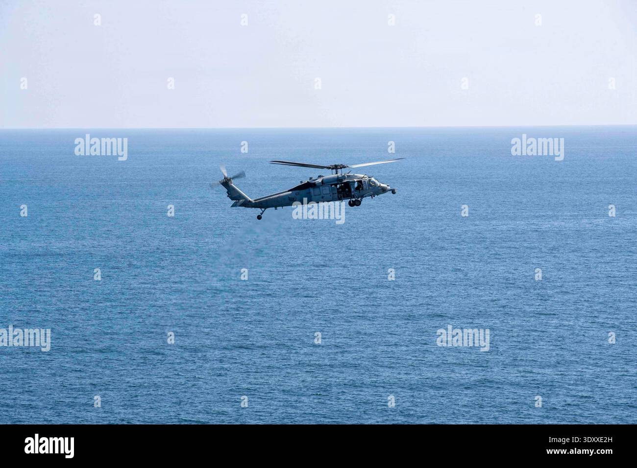 Un elicottero MH-60S Sea Hawk, collegato all'Helicopter Sea Combat Squadron (HSC) 14, vola dalla portaerei classe Nimitz USS Abraham Lincoln (CVN 72) a supporto dell'operazione Epic Fury, 3 marzo 2026. (Foto della Marina degli Stati Uniti) Foto Stock