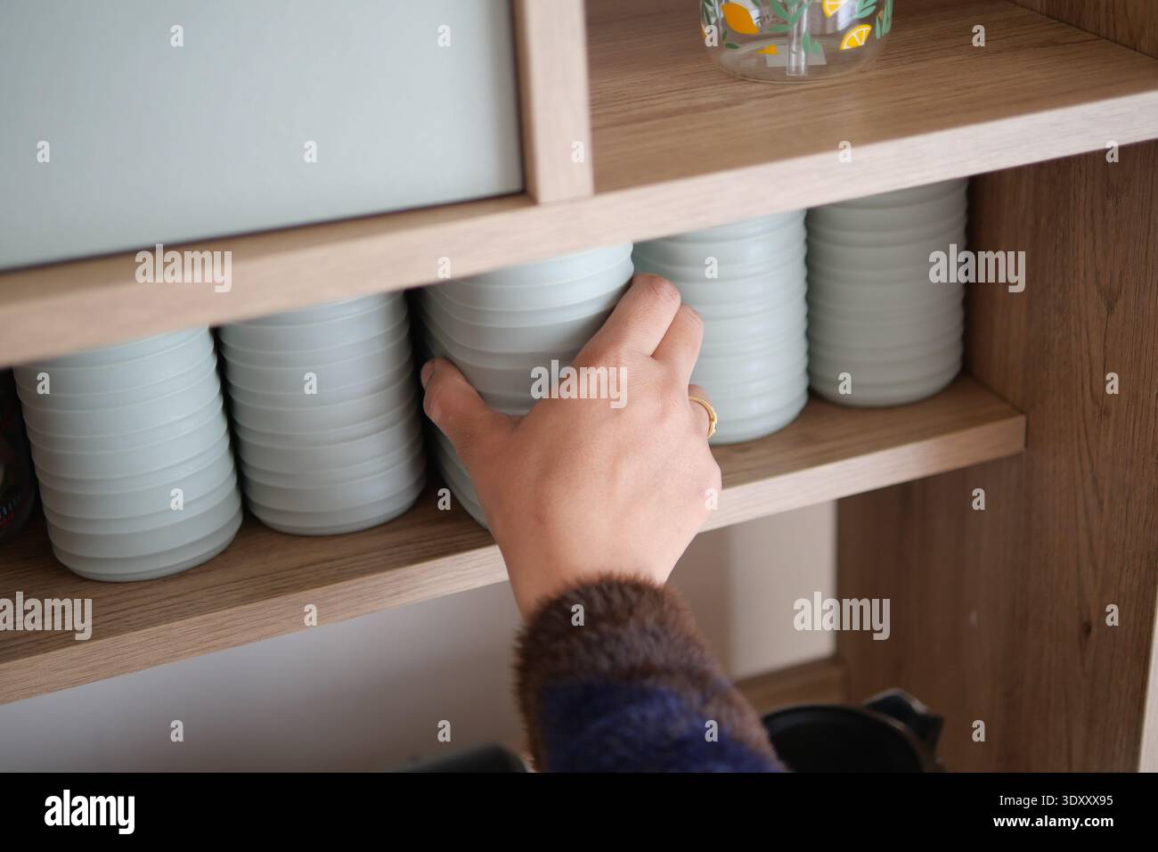 Punta a mano per piatti in ceramica su un ripiano in legno Foto Stock
