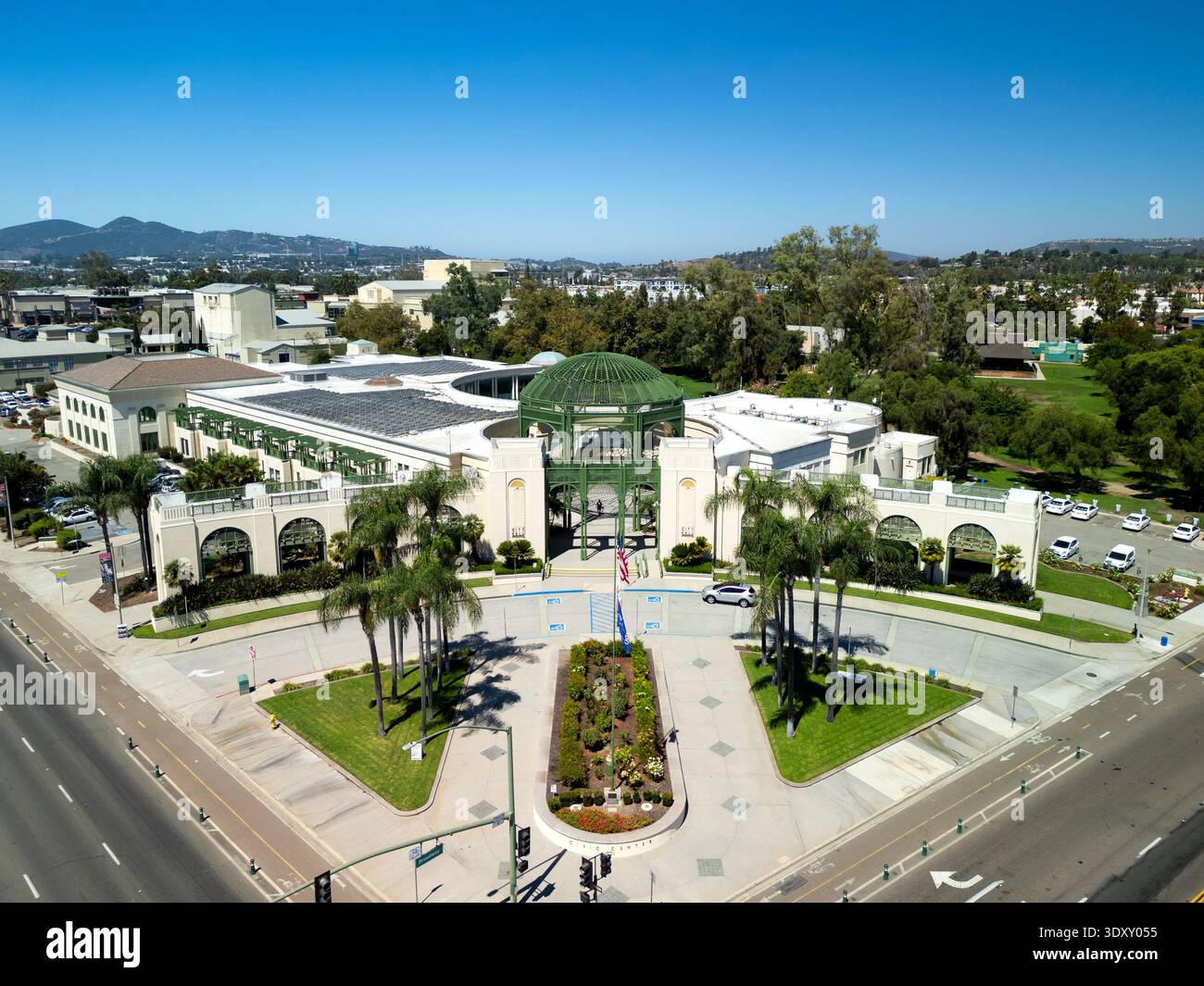 Vista di Escondido, del municipio della California e del centro civico sotto un cielo azzurro soleggiato Foto Stock