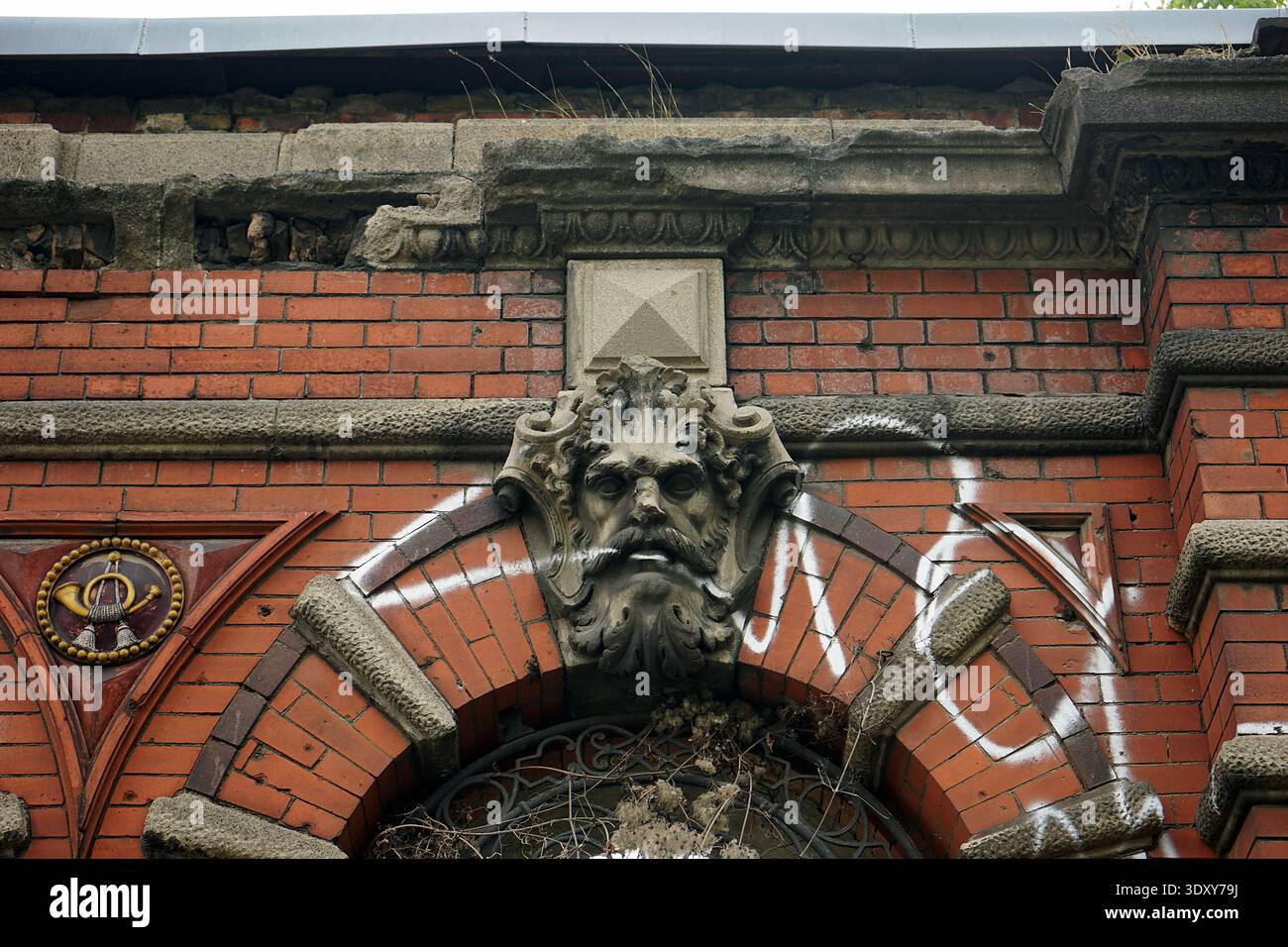Postamt 16 rovine, ufficio postale in mattoni rossi abbandonati con archi ornati, Koepenicker Strasse, Berlino, Germania, luglio 2018. Foto Stock