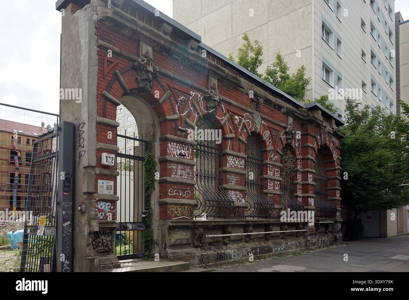 Postamt 16 rovine, ufficio postale in mattoni rossi abbandonati con archi ornati, Koepenicker Strasse, Berlino, Germania, luglio 2018. Foto Stock