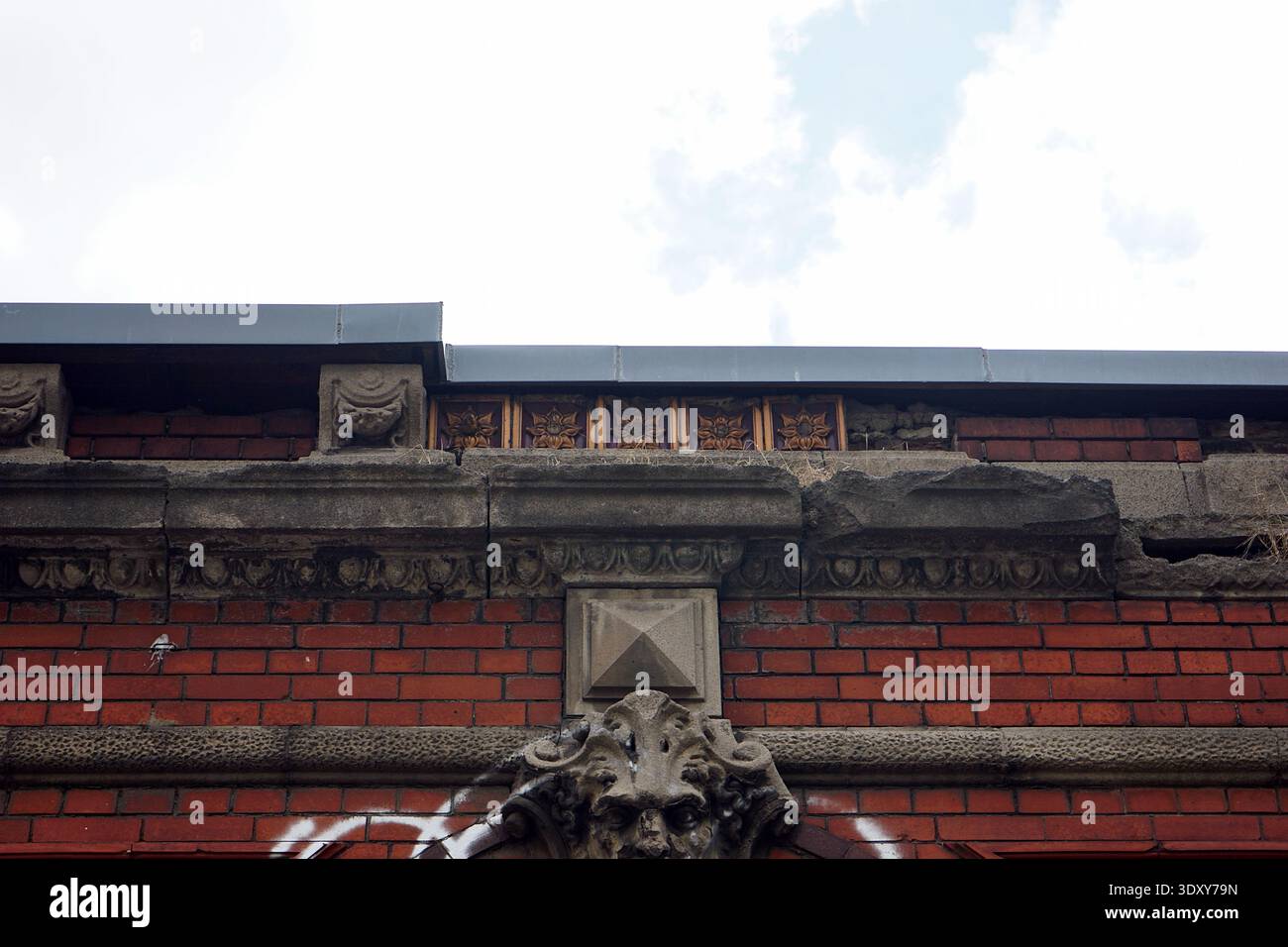 Postamt 16 rovine, ufficio postale in mattoni rossi abbandonati con archi ornati, Koepenicker Strasse, Berlino, Germania, luglio 2018. Foto Stock
