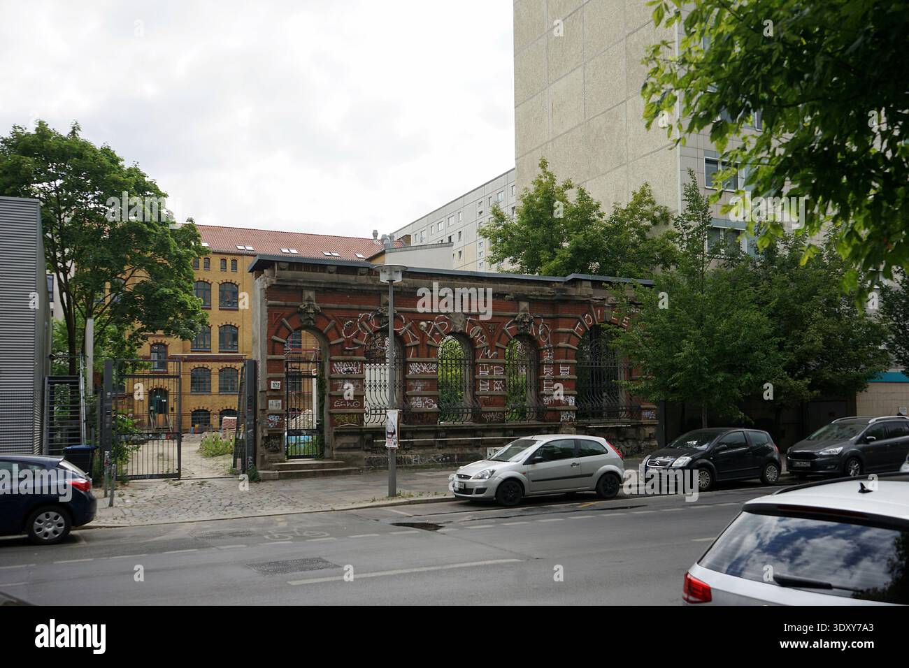 Postamt 16 rovine, ufficio postale in mattoni rossi abbandonati con archi ornati, Koepenicker Strasse, Berlino, Germania, luglio 2018. Foto Stock